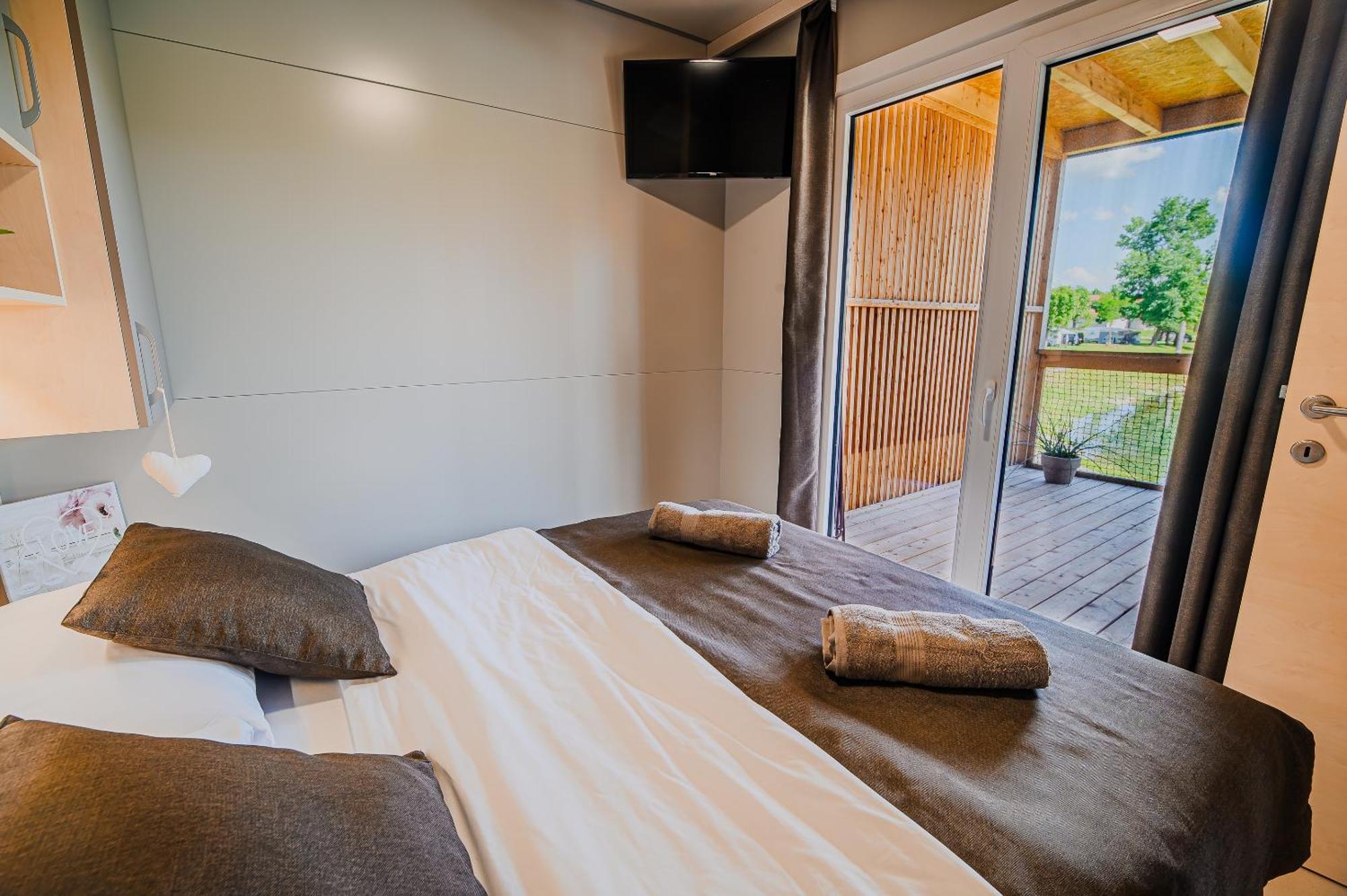 Deluxe Lake View Mobile Homes With Thermal Riviera Tickets Catez ob Savi Bagian luar foto